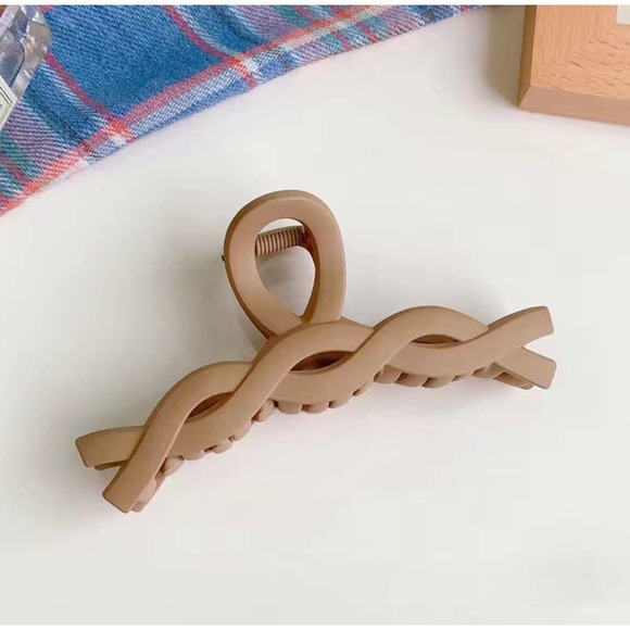 NEW Matte Hair Claw Clips 4 Pack in Beige and Milk Coffee - Picture 4 of 10
